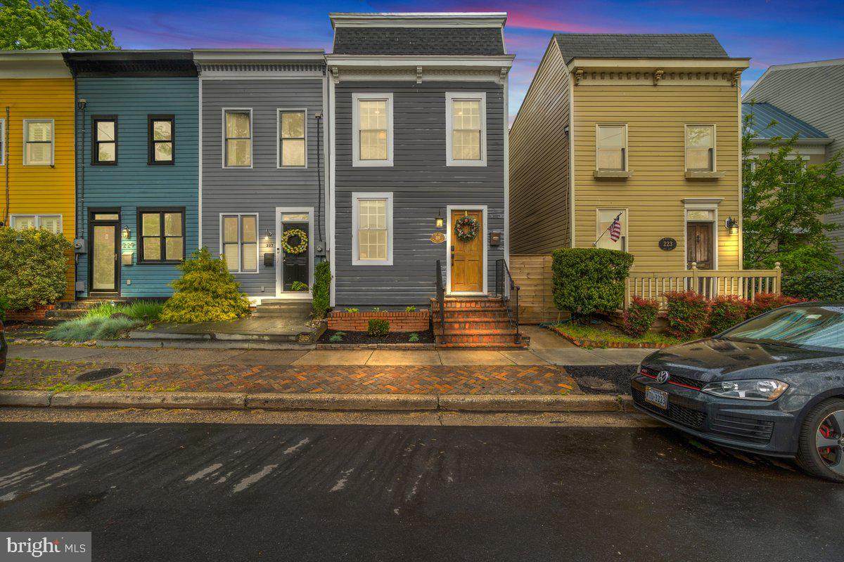 225 West - Photo 1