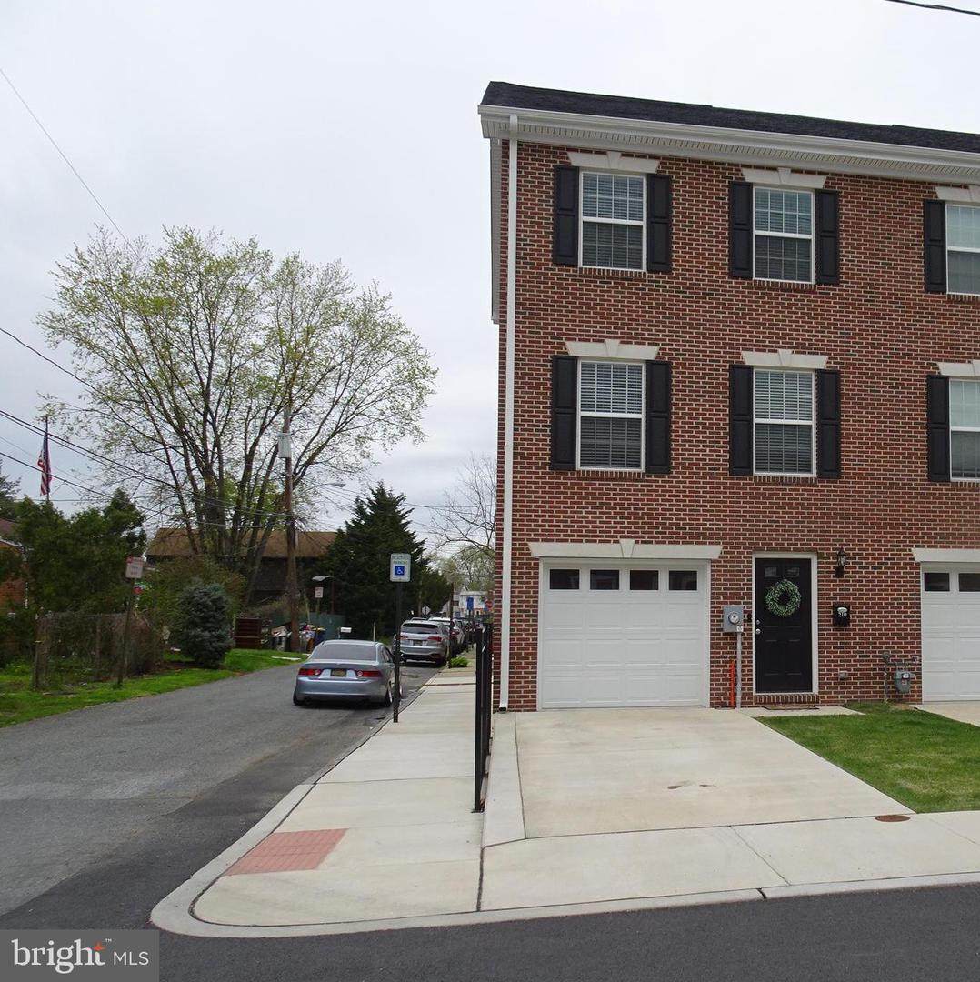 210 9TH Street - Photo 1