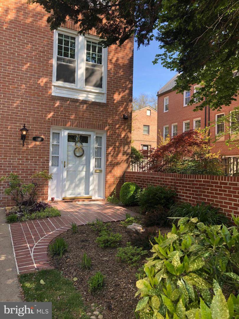 6910 Mclean Park Manor - Photo 1