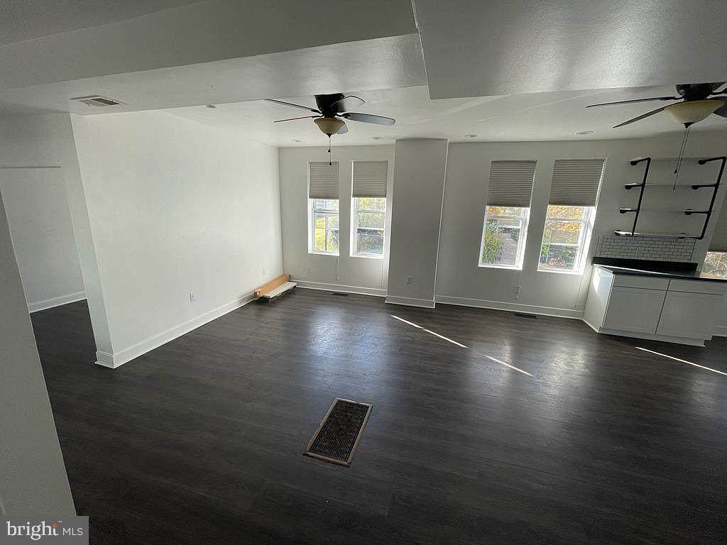 920 11ST SE - Photo 1