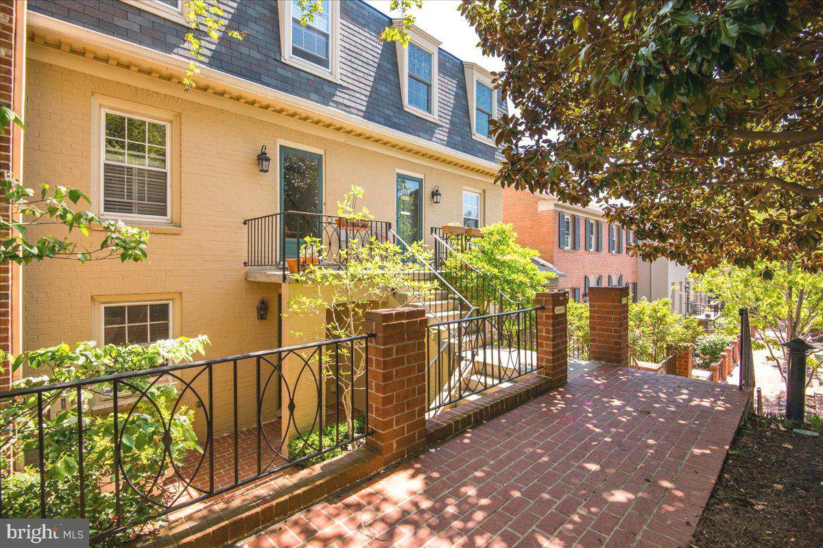 1608 Beekman Place - Photo 1