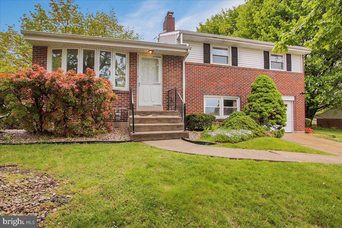 735 Acacia Avenue - Photo 1
