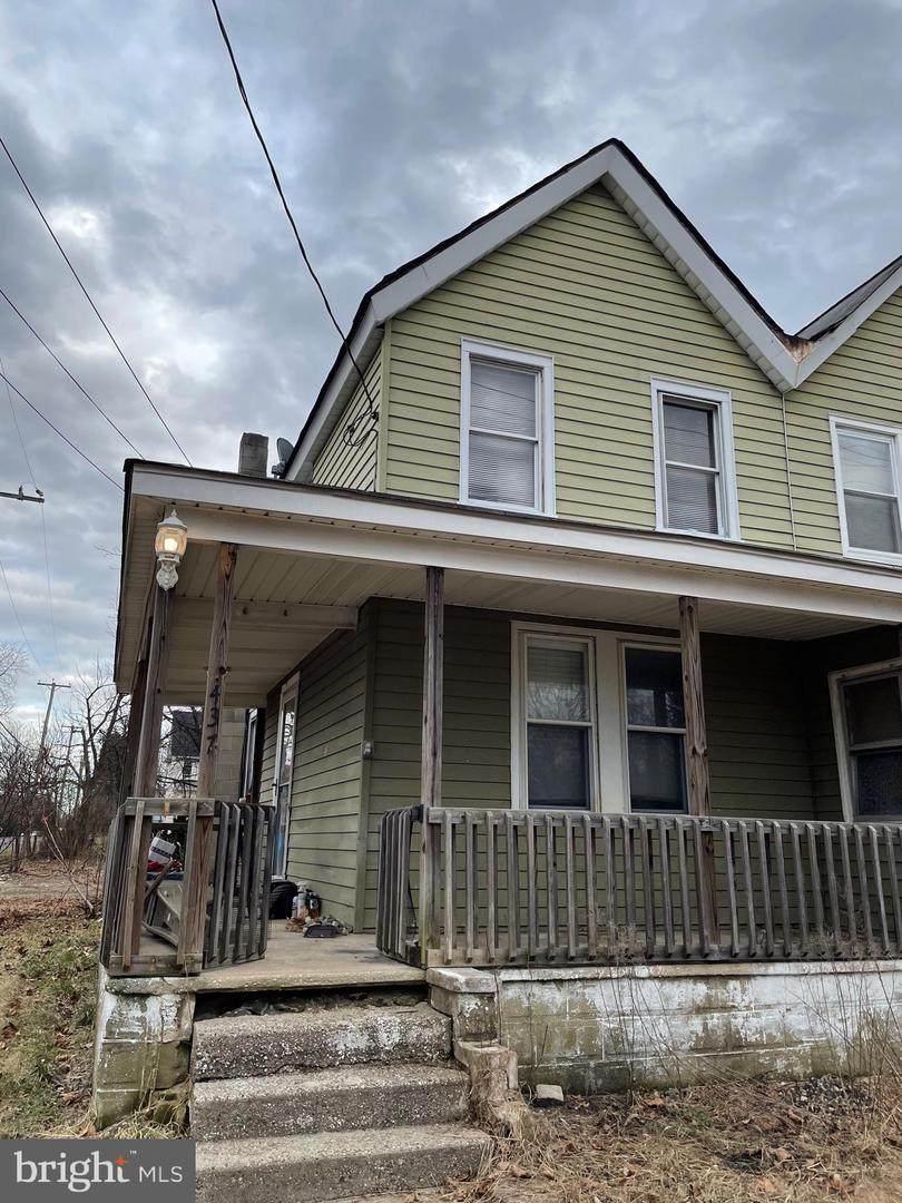 437 Maple Avenue - Photo 1