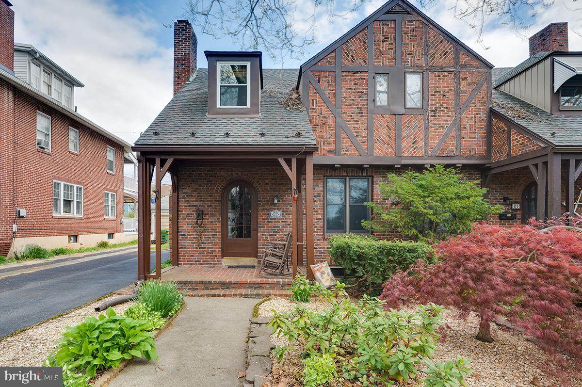 27 Court Boulevard - Photo 1
