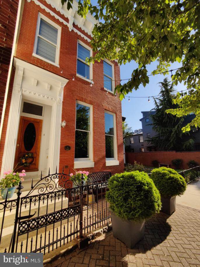 215 Montgomery Street - Photo 1