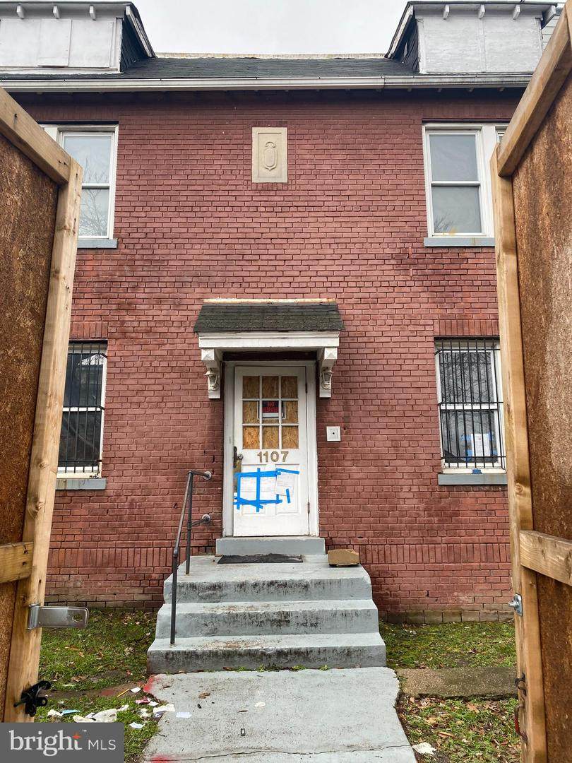 1107 Queen Street - Photo 1
