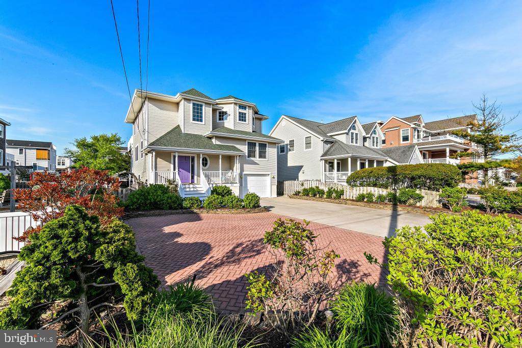 325 Iroquois Avenue - Photo 1