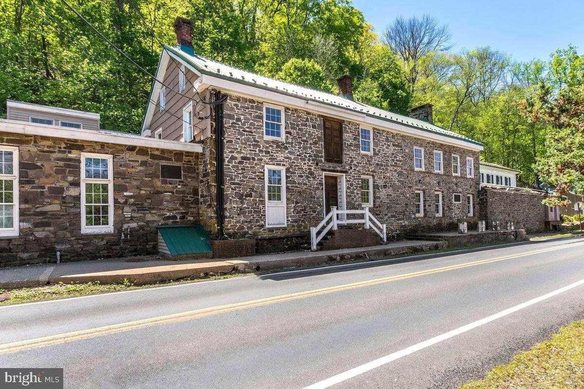 4728 River Road - Photo 1