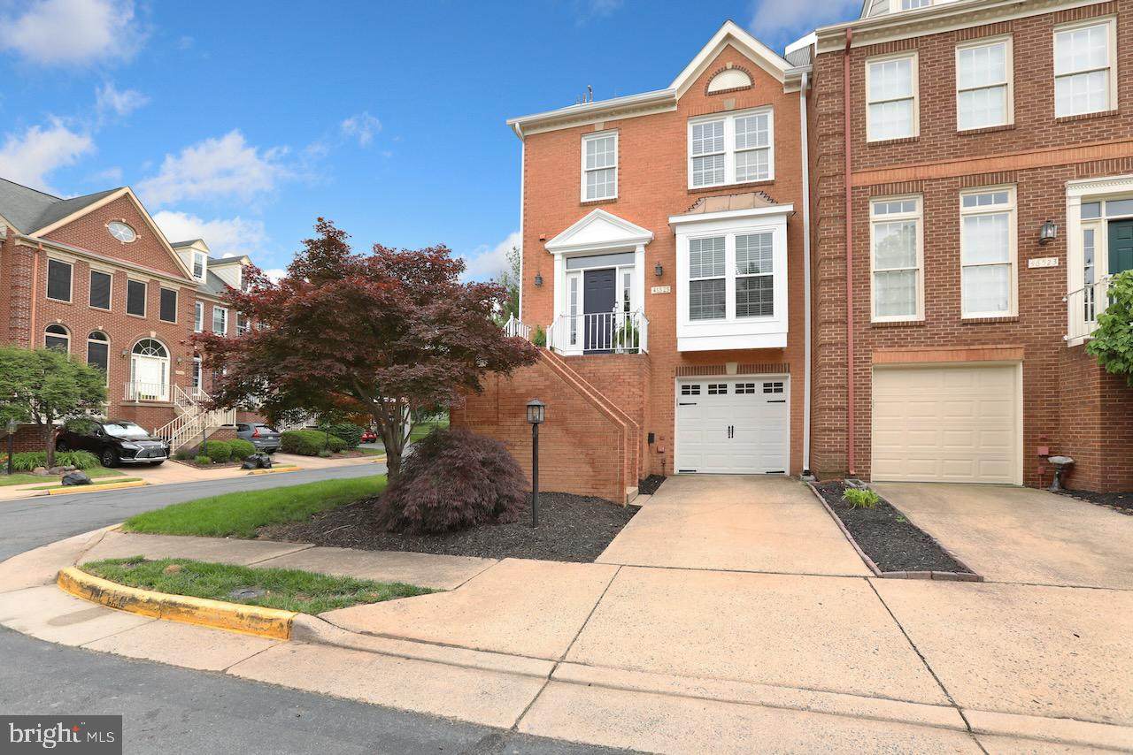 46525 Lynnhaven Square - Photo 1