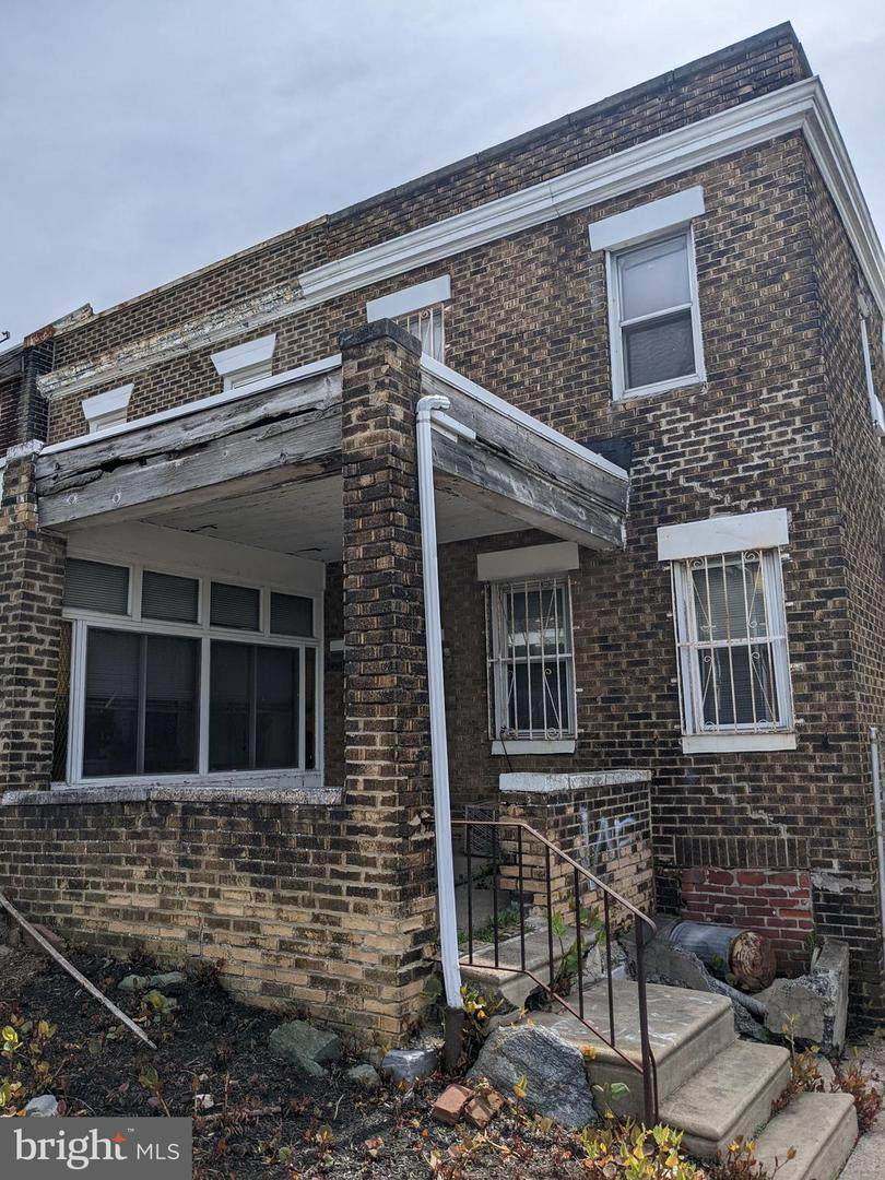 5370 Oxford Street - Photo 1