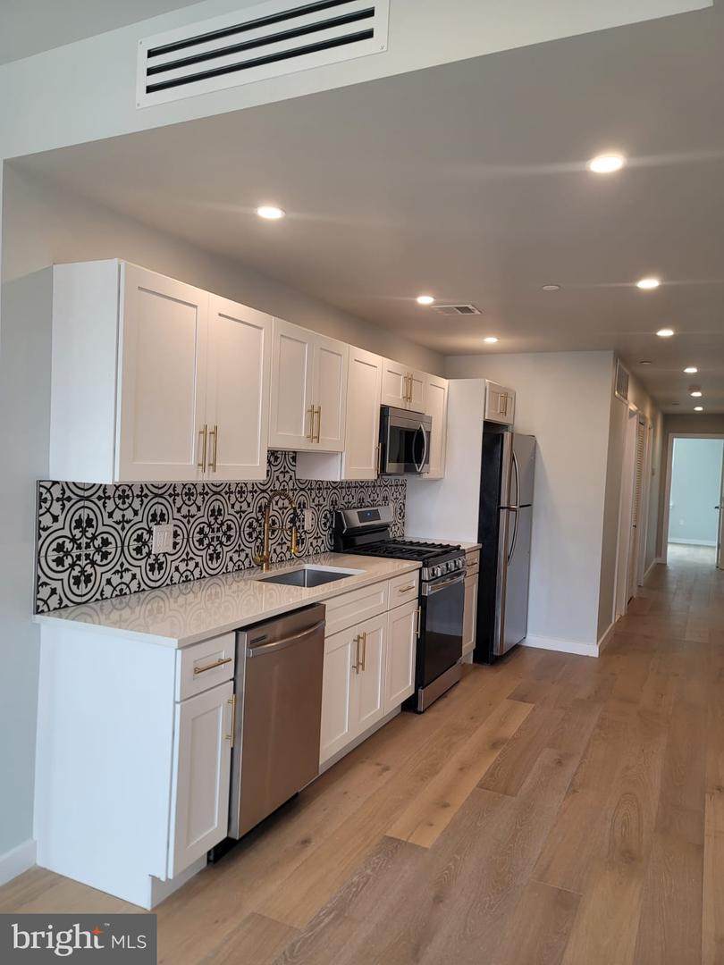 648 38TH Street - Photo 1