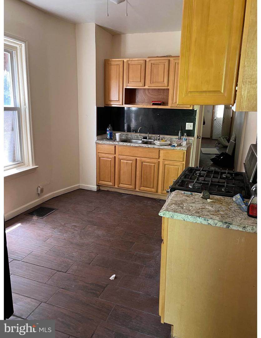 406 Stuyvesant Avenue - Photo 1