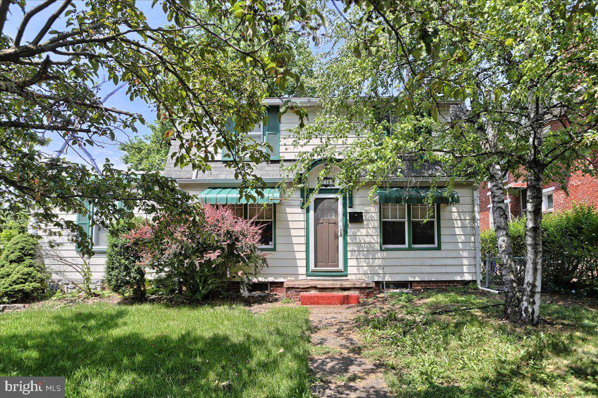 718 25TH Street - Photo 1