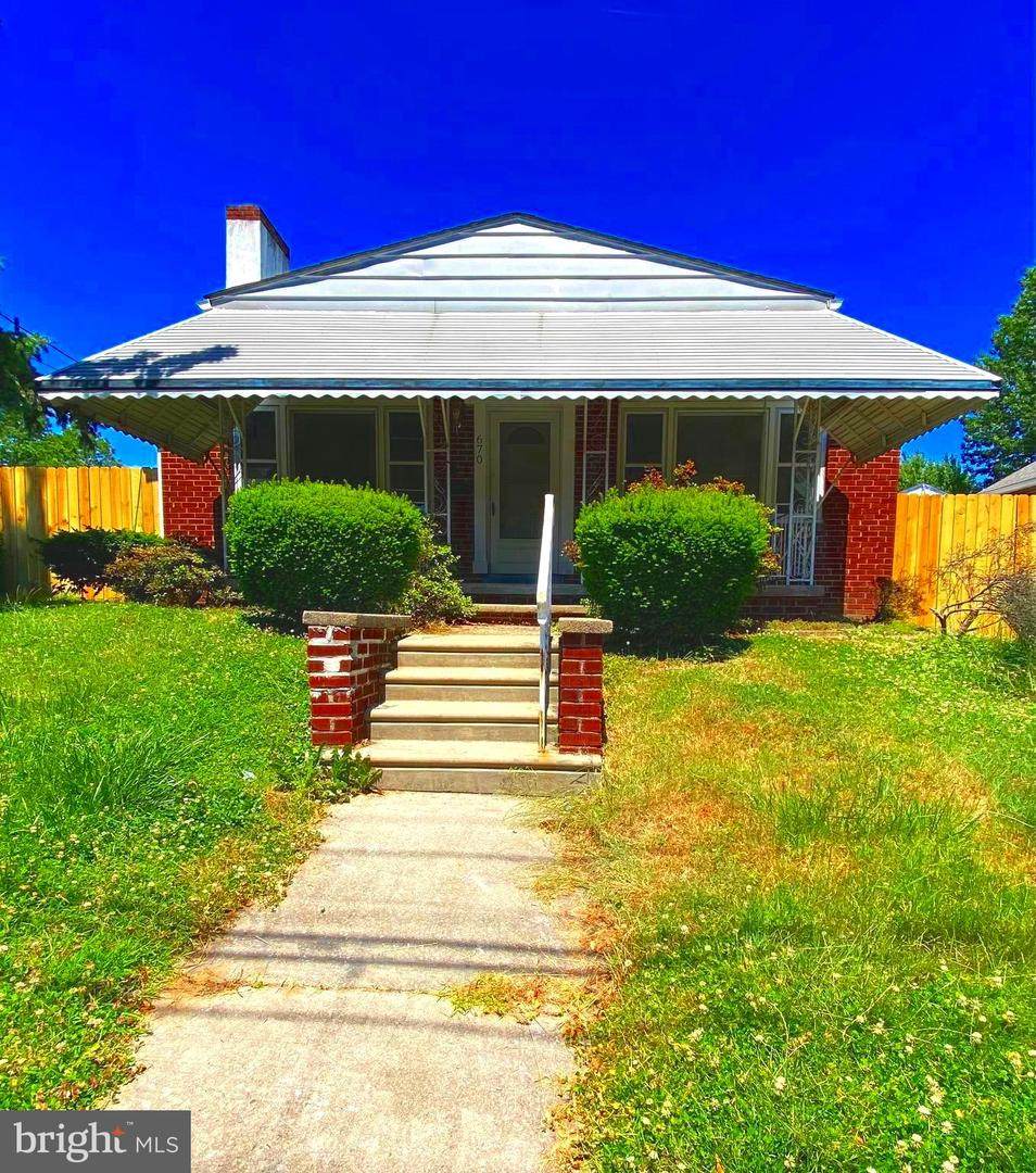 670 Summit Avenue - Photo 1
