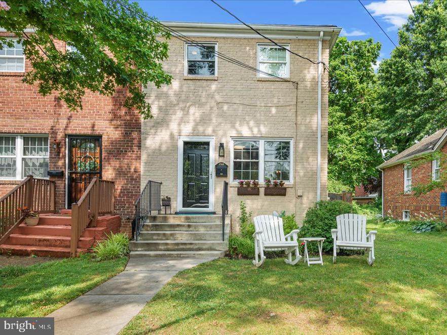2501 Leslie Avenue - Photo 1