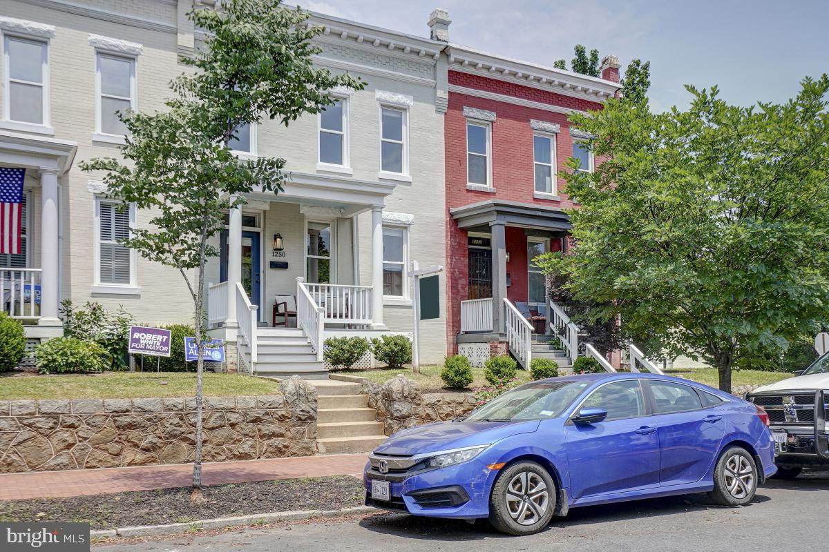1250 E Street - Photo 1