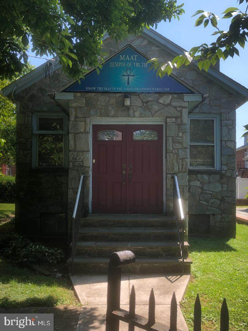 1718 Chestnut Street - Photo 1