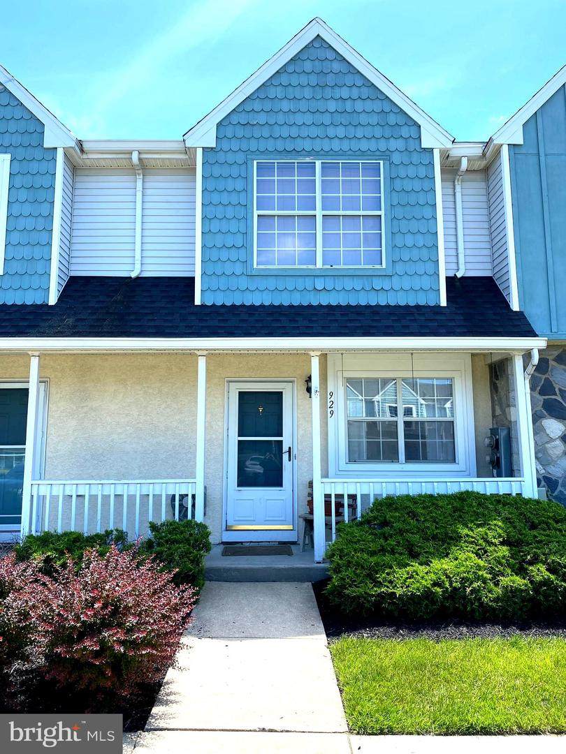 929 Woodstock Court - Photo 1