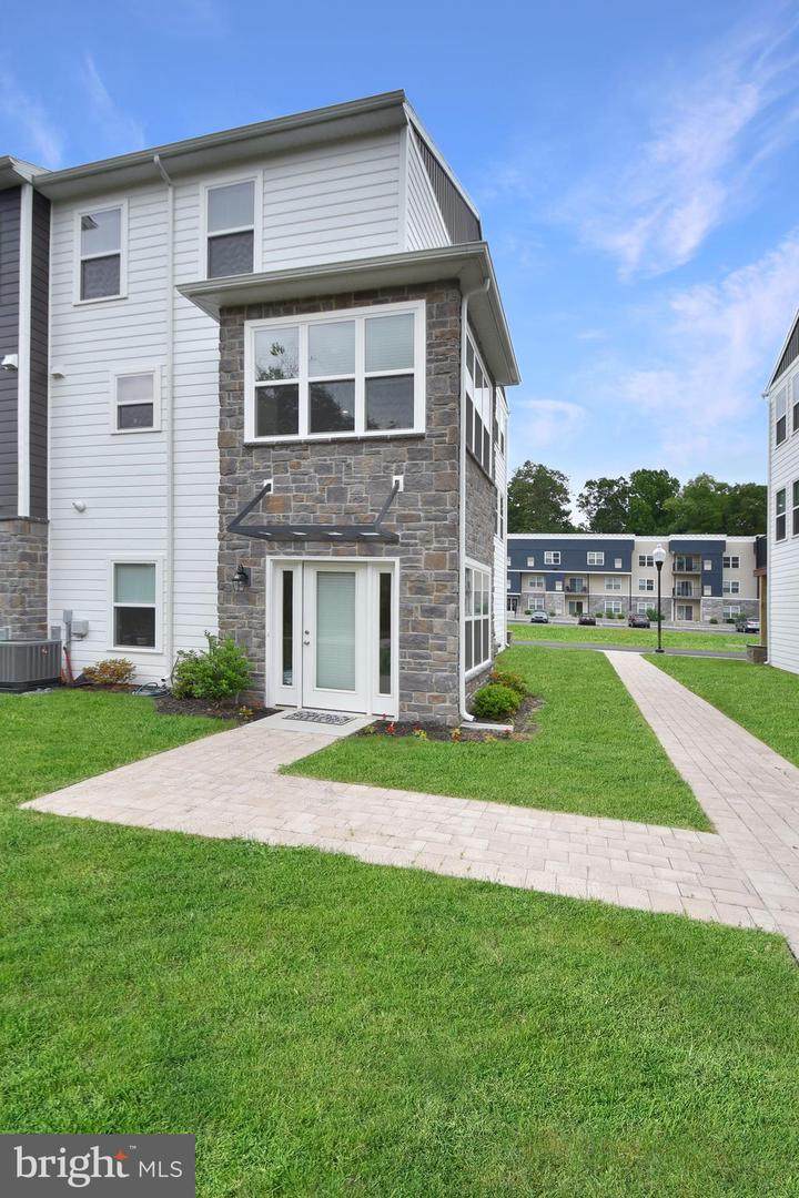 121 High Pointe Drive - Photo 1