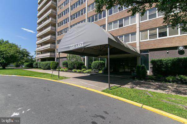 911 Barclay Towers - Photo 1