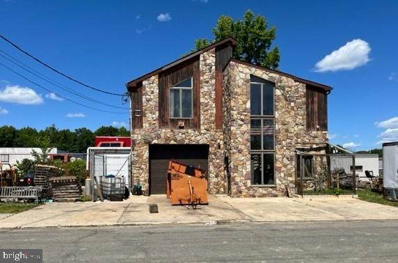 311 Dickinson - Photo 1
