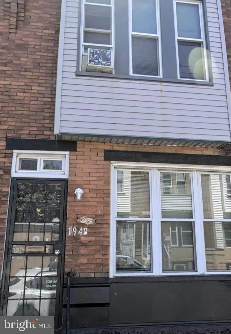 1940 Clarence Street - Photo 1