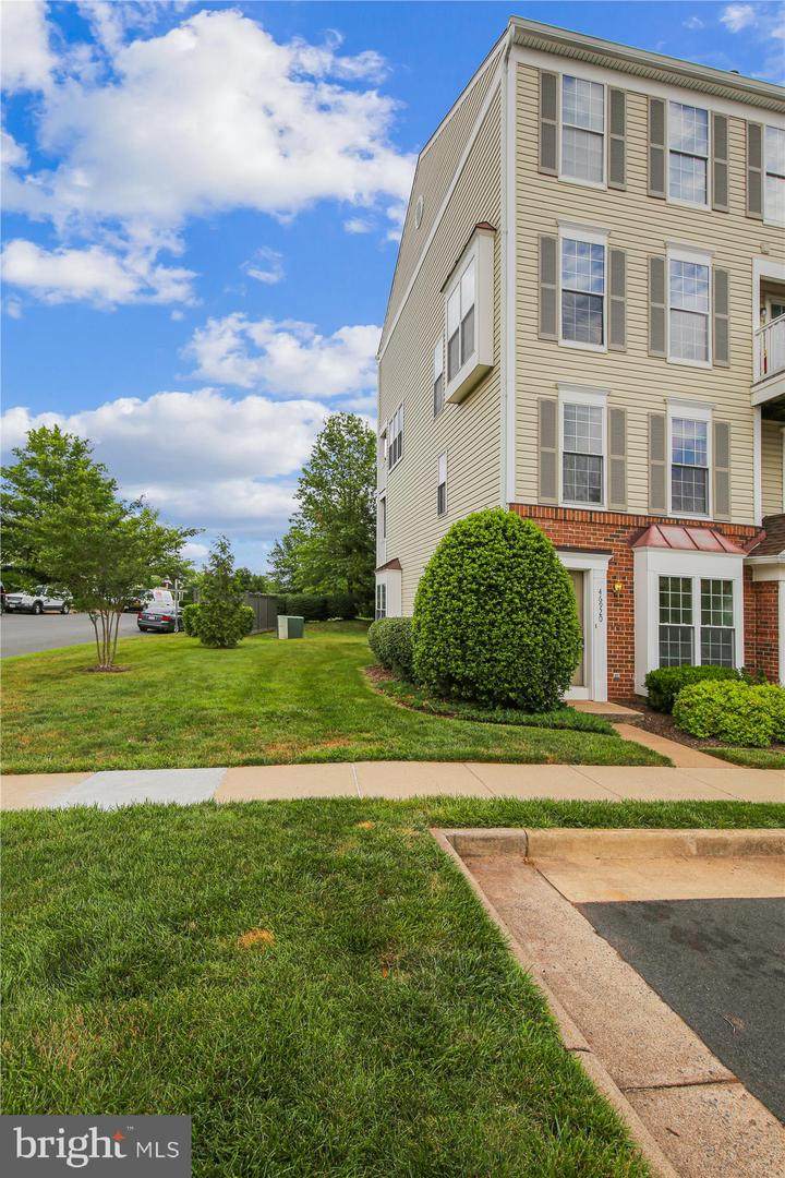 46920 Courtyard Square - Photo 1