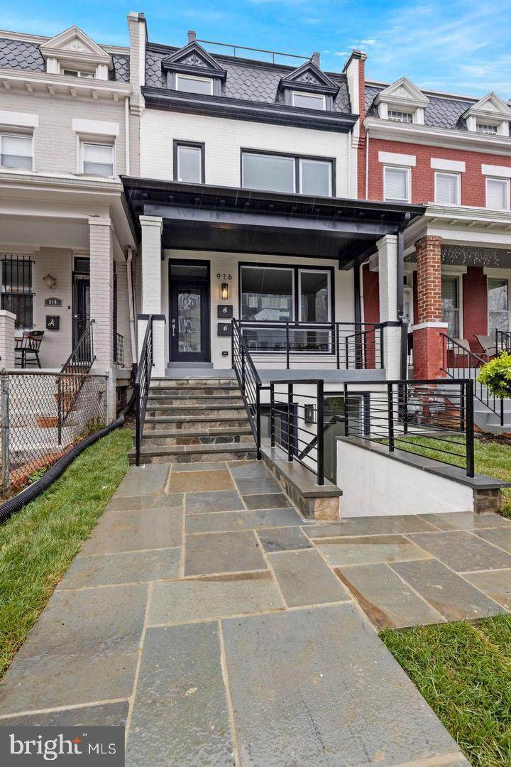 916 12TH Street - Photo 1