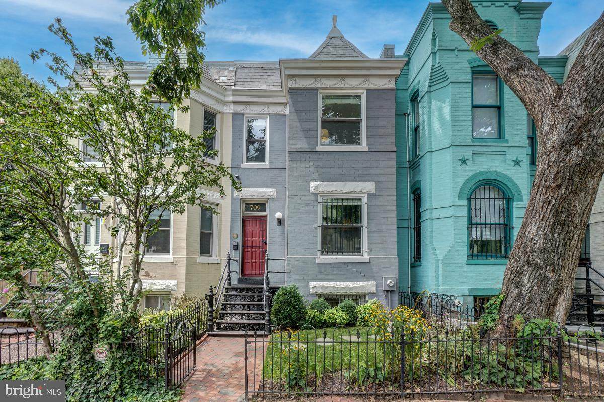 709 7TH Street - Photo 1