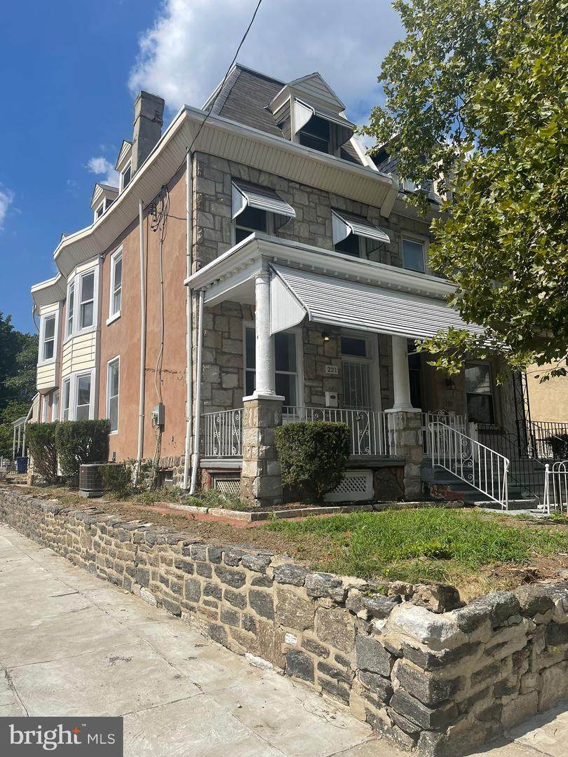 221 Coulter Street - Photo 1
