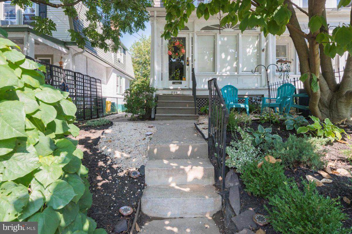 239 Iona Avenue - Photo 1