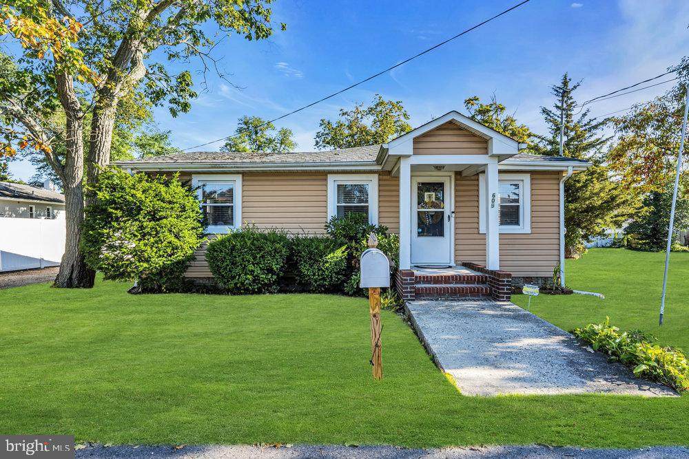 609 Forepeak Avenue - Photo 1