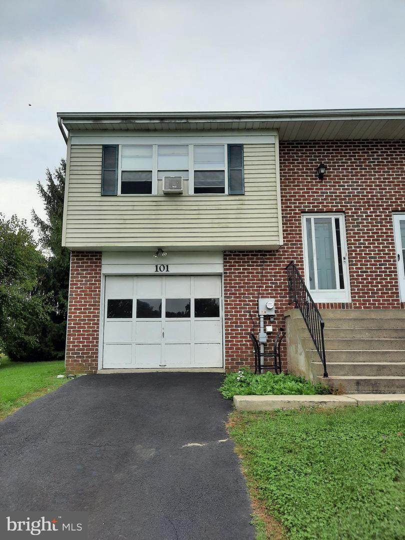 101 Pickwick Place - Photo 1