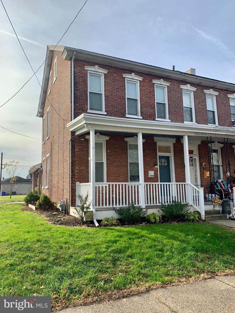898 Queen Street - Photo 1