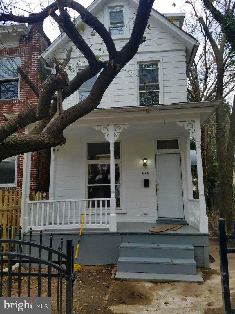 618 38TH Street - Photo 1