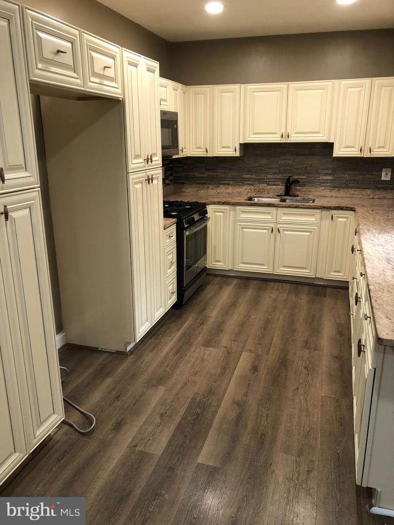 1723 Mascher Street - Photo 1