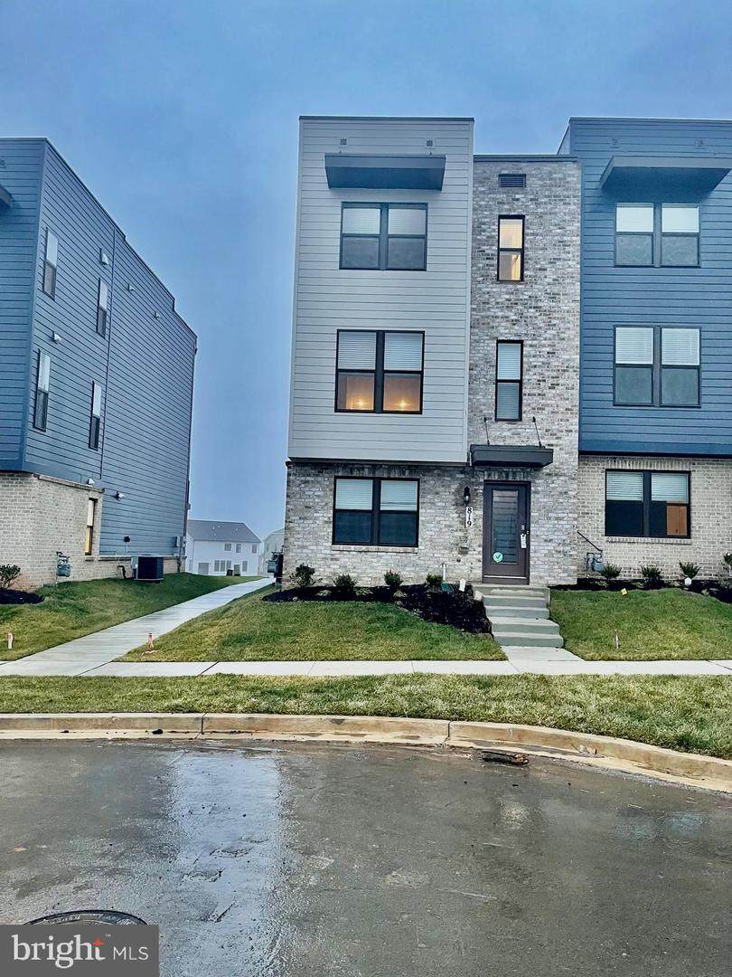 819 Bond Street - Photo 1