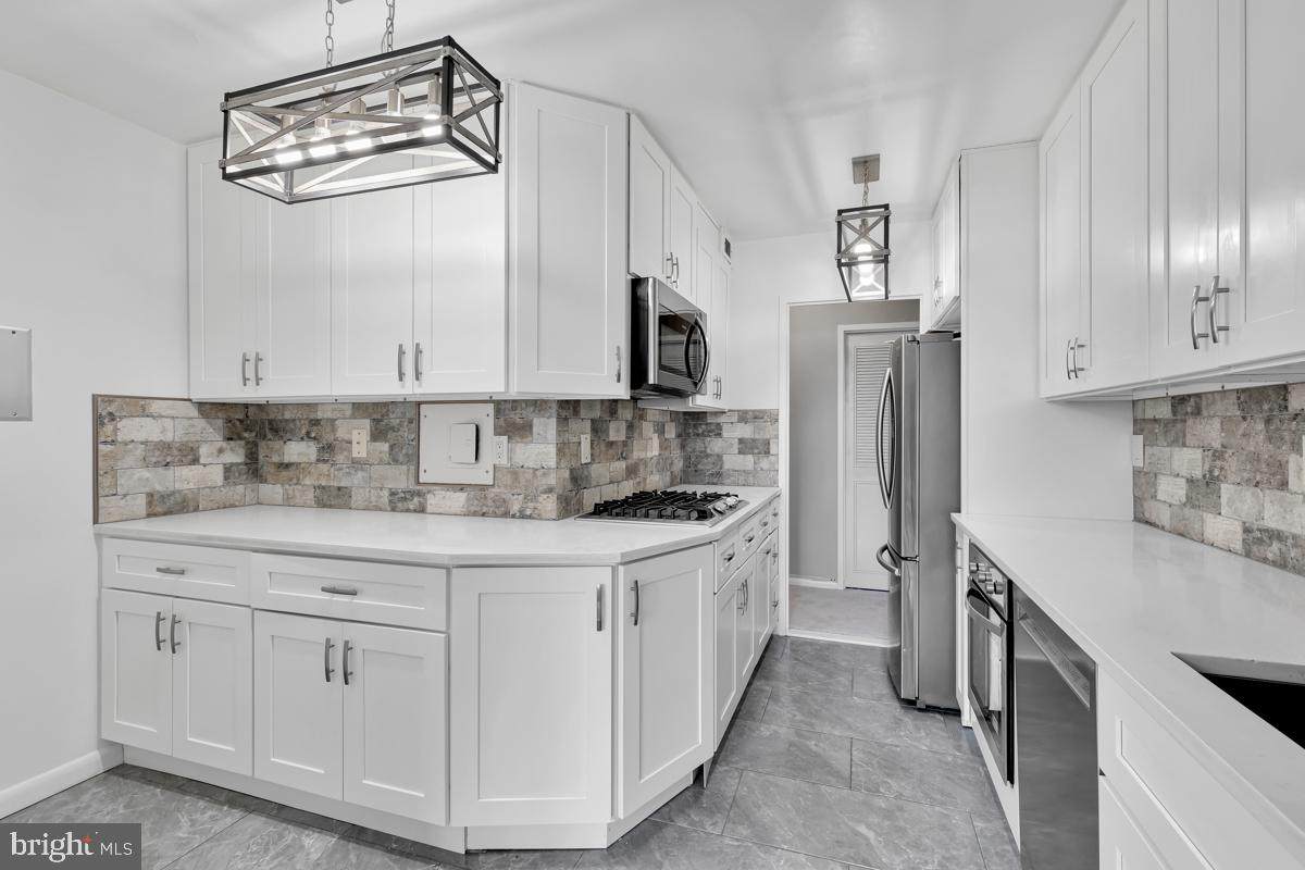 10401 Grosvenor Place - Photo 1