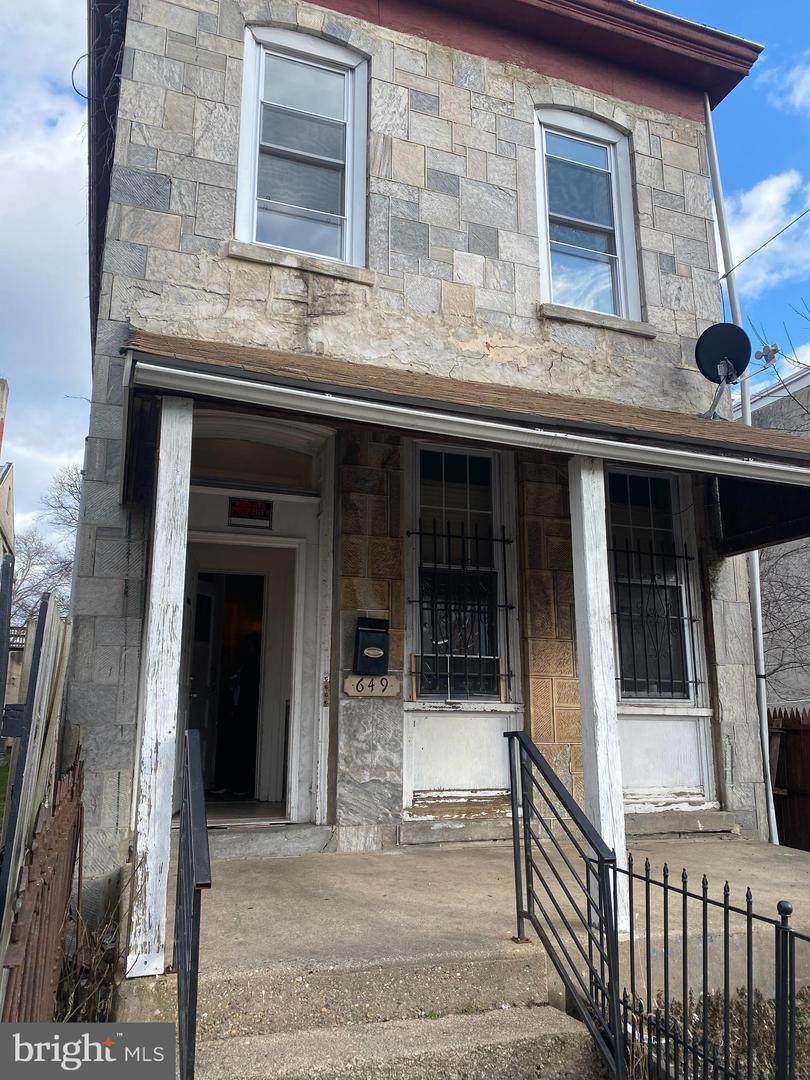 649 40TH Street - Photo 1
