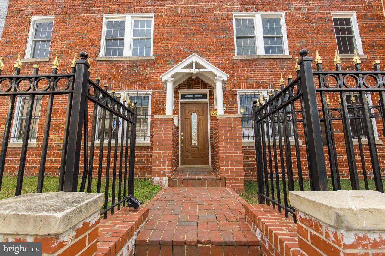 612 Newton Place - Photo 1