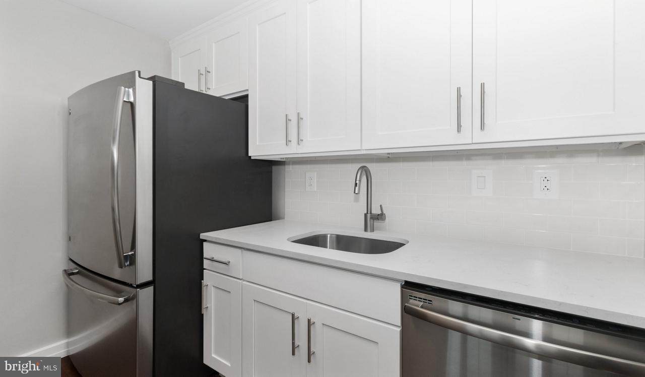 201 25TH Street - Photo 1