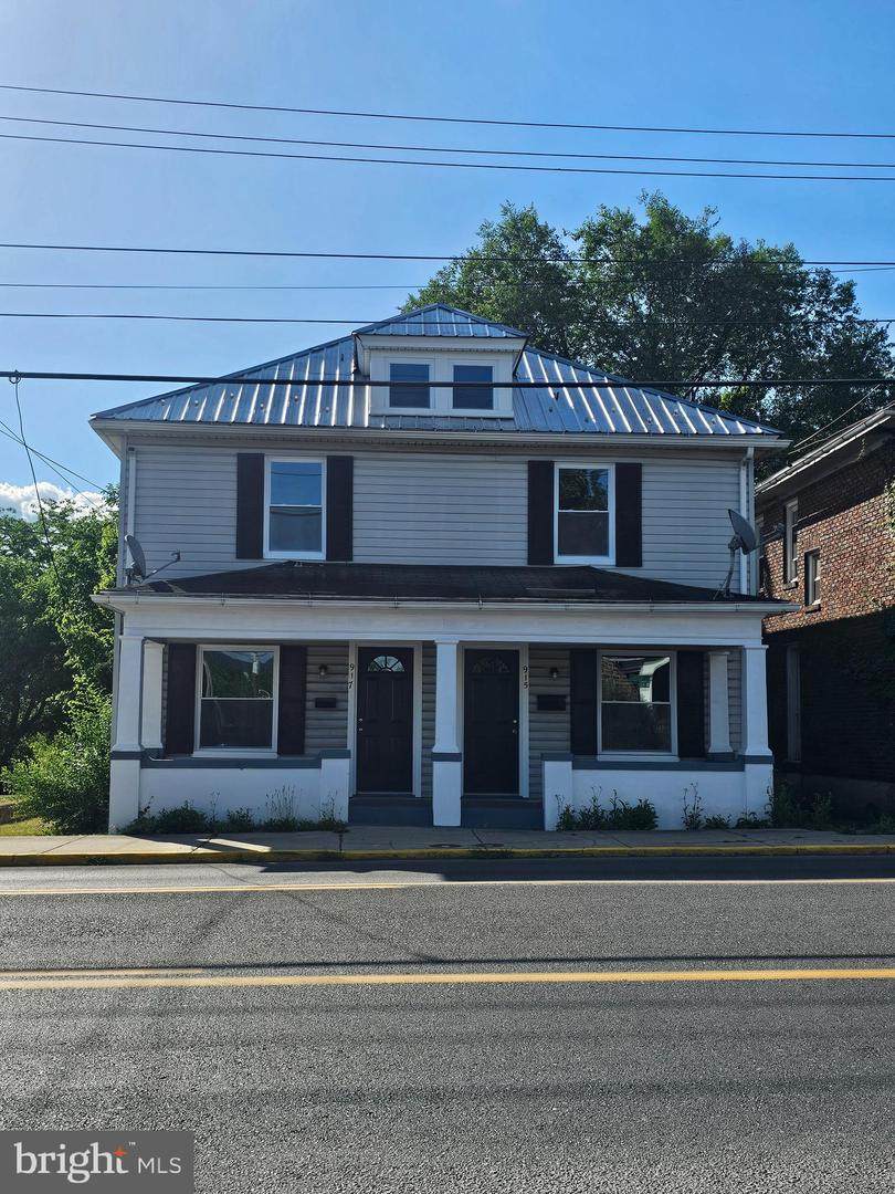 915 Queen Street - Photo 1