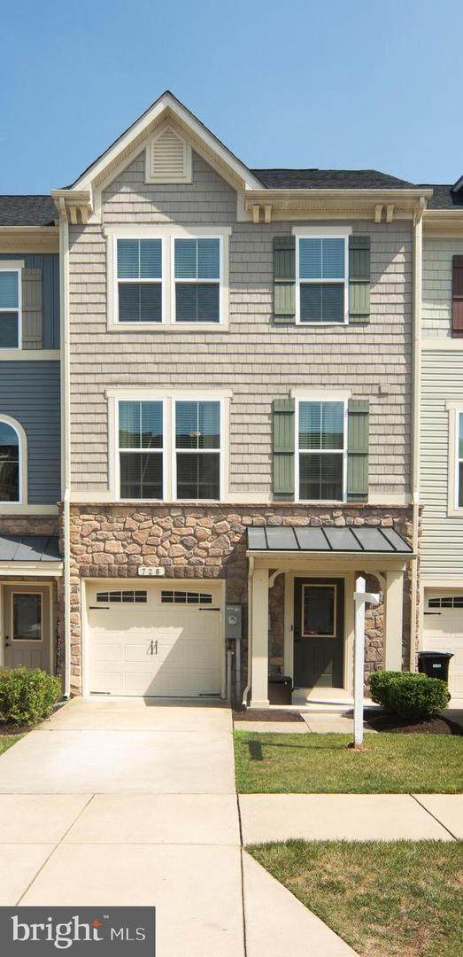 728 Ravenwood Drive - Photo 1