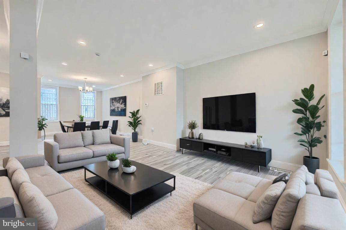 1123 Longwood Street - Photo 1