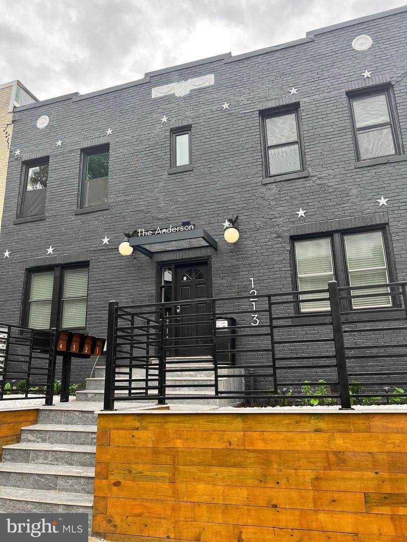 1213 Queen Street - Photo 1