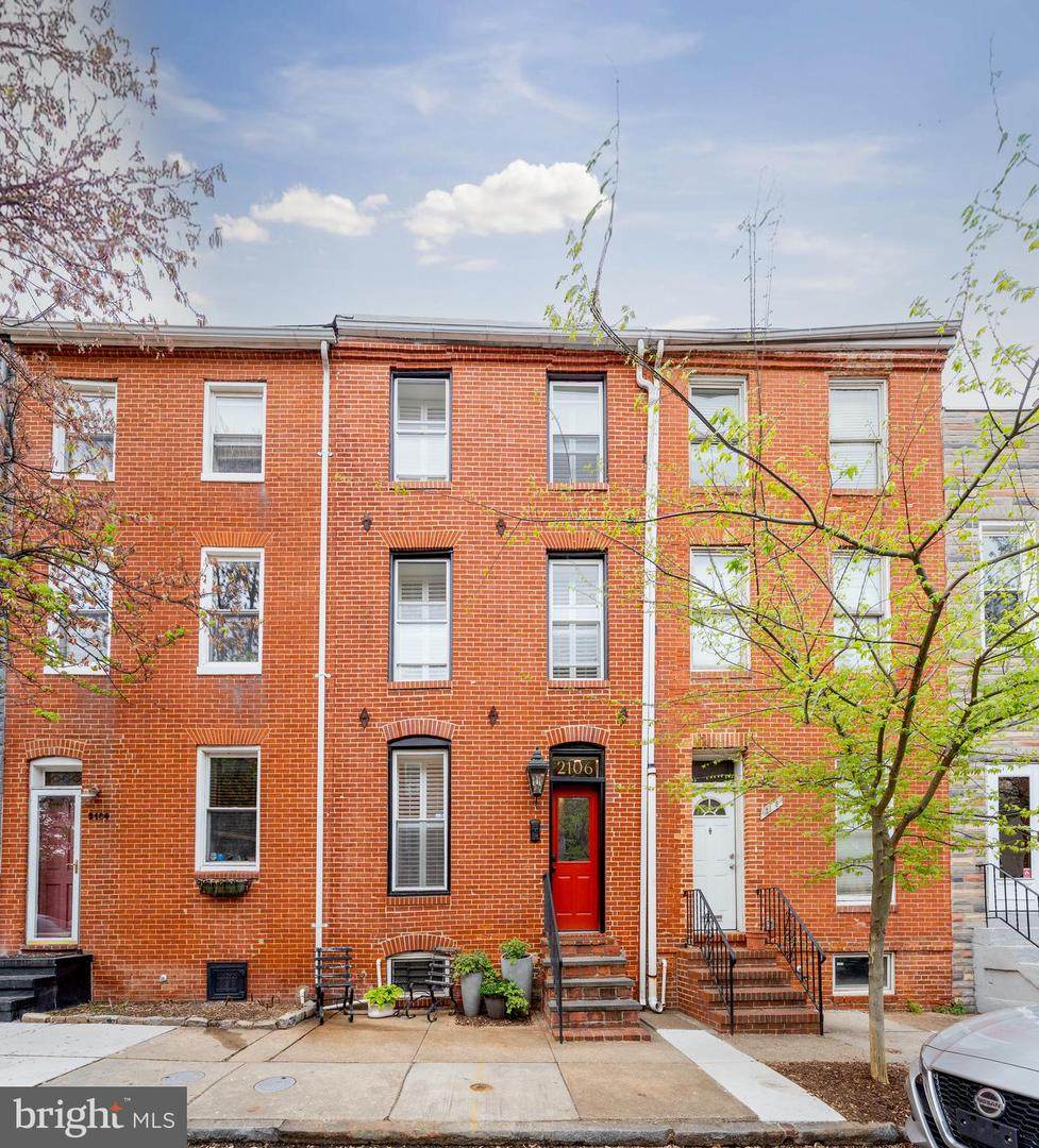 2106 Lombard Street - Photo 1