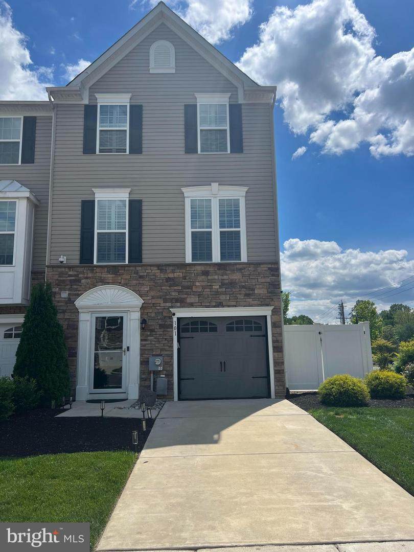 101 Pinnacle Place - Photo 1