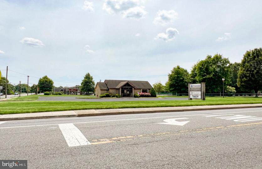 2647 Chestnut Avenue - Photo 1