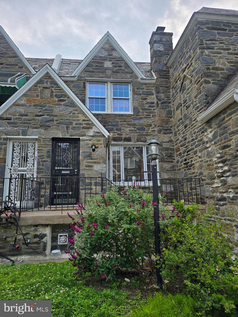 2214 Salford Street - Photo 1