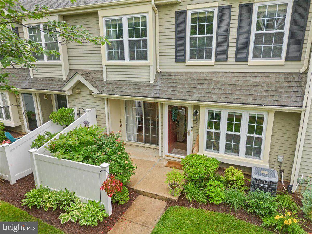 807 Trescott Place - Photo 1